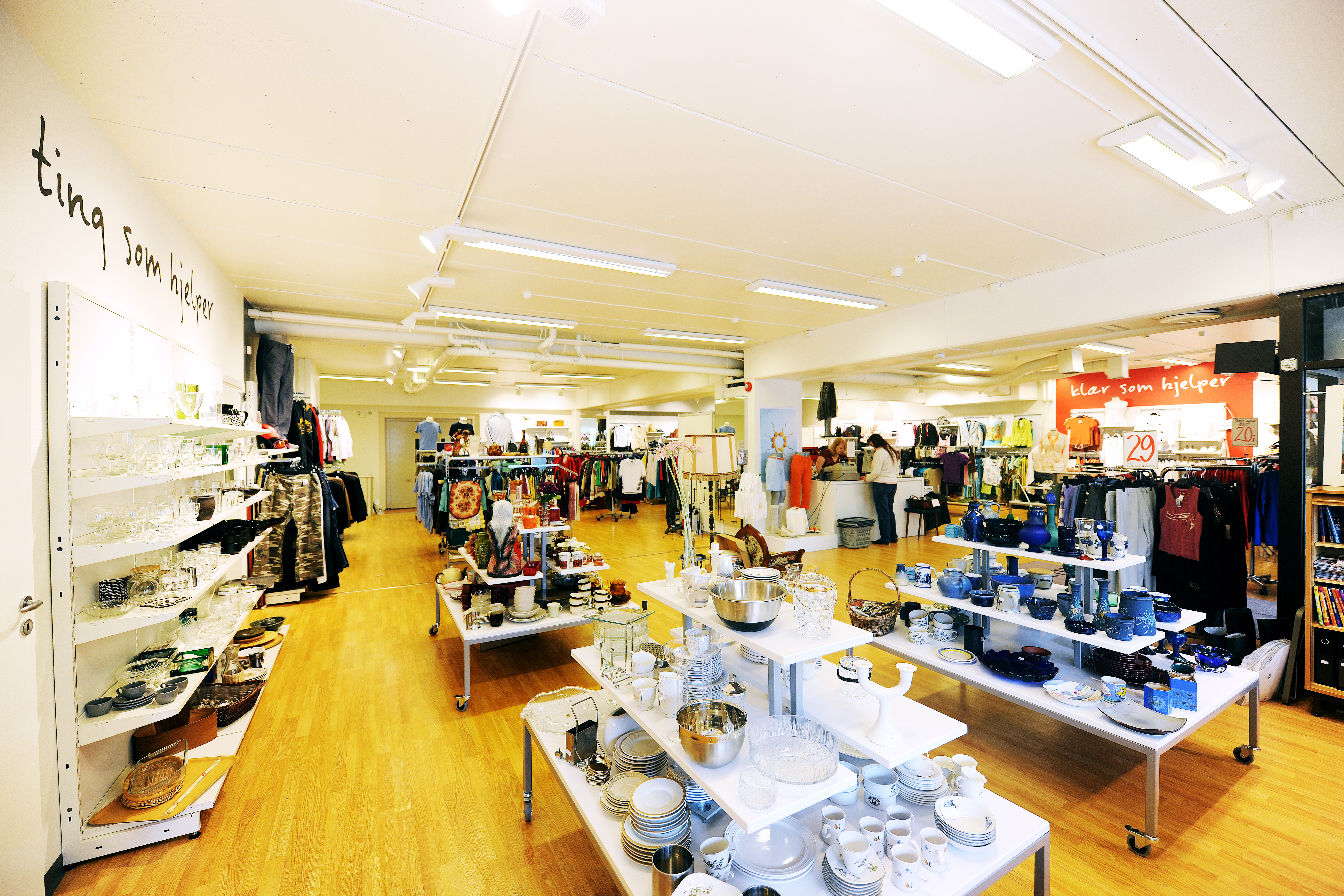 Har du duppeditter, glass, servise, pyntegjenstander eller sm&aring;m&oslash;bler &aring; bli kvitt, s&aring; tar gjerne Fretex det. Foto: Fretex