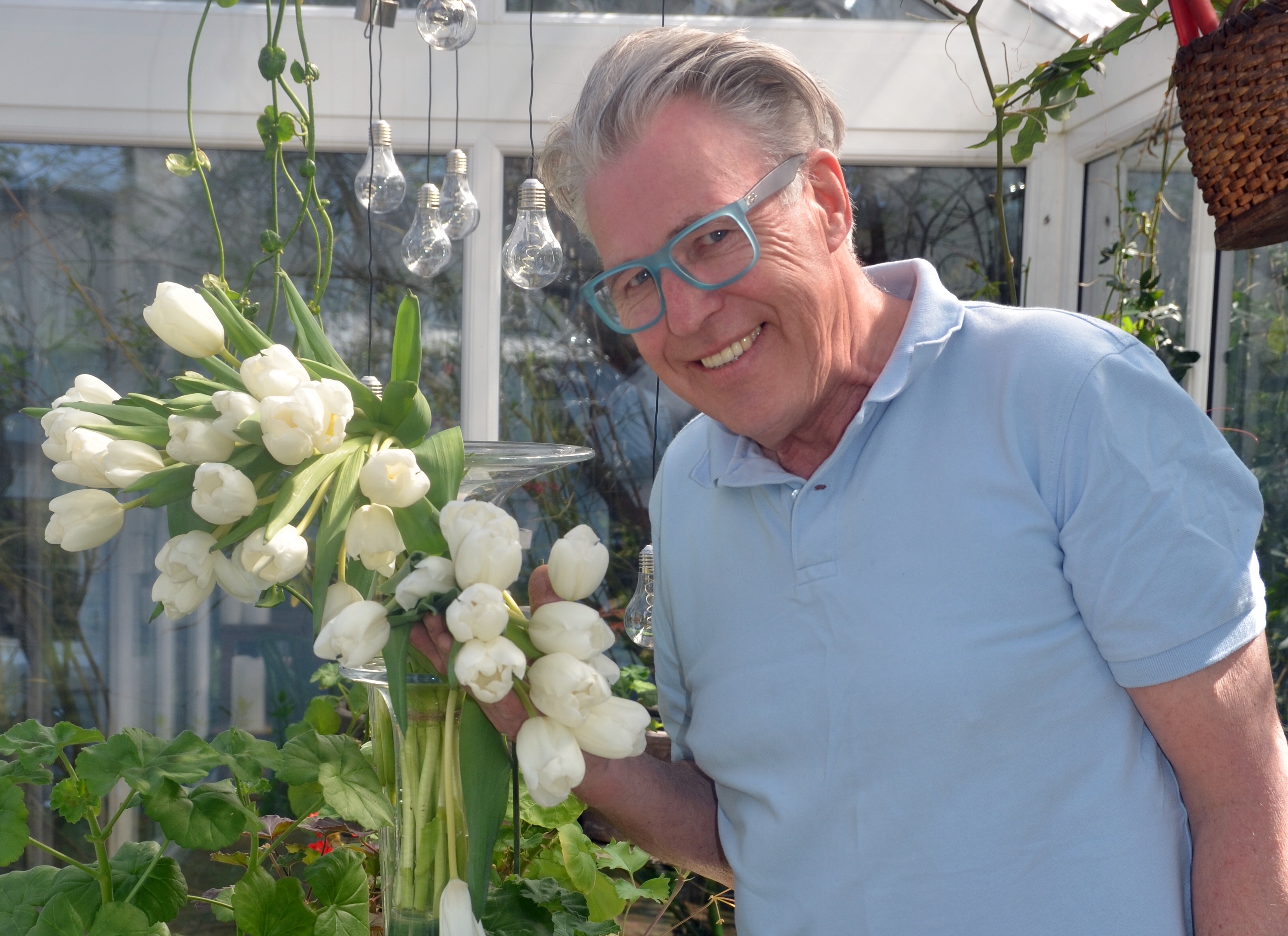 VÅR: Det blomstrer allerede i krukkene i Finn Schjølls hage. Foto: Tonje Bergh / Plantmania