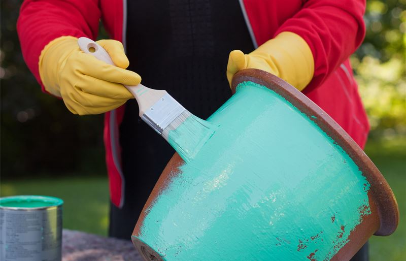 Hvorfor ikke også male noen blomsterkrukker når du først er igang? Foto: Ifi