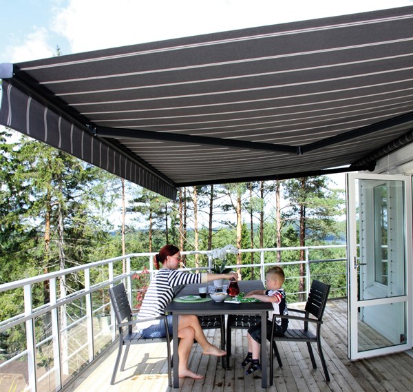 VEDLIKEHOLD: De fleste begynner først å tenke på å vaske markisen når den ser stygg ut. Det kan være en god investering å begynne vedlikeholdet før. Foto: Kjells Markiser.