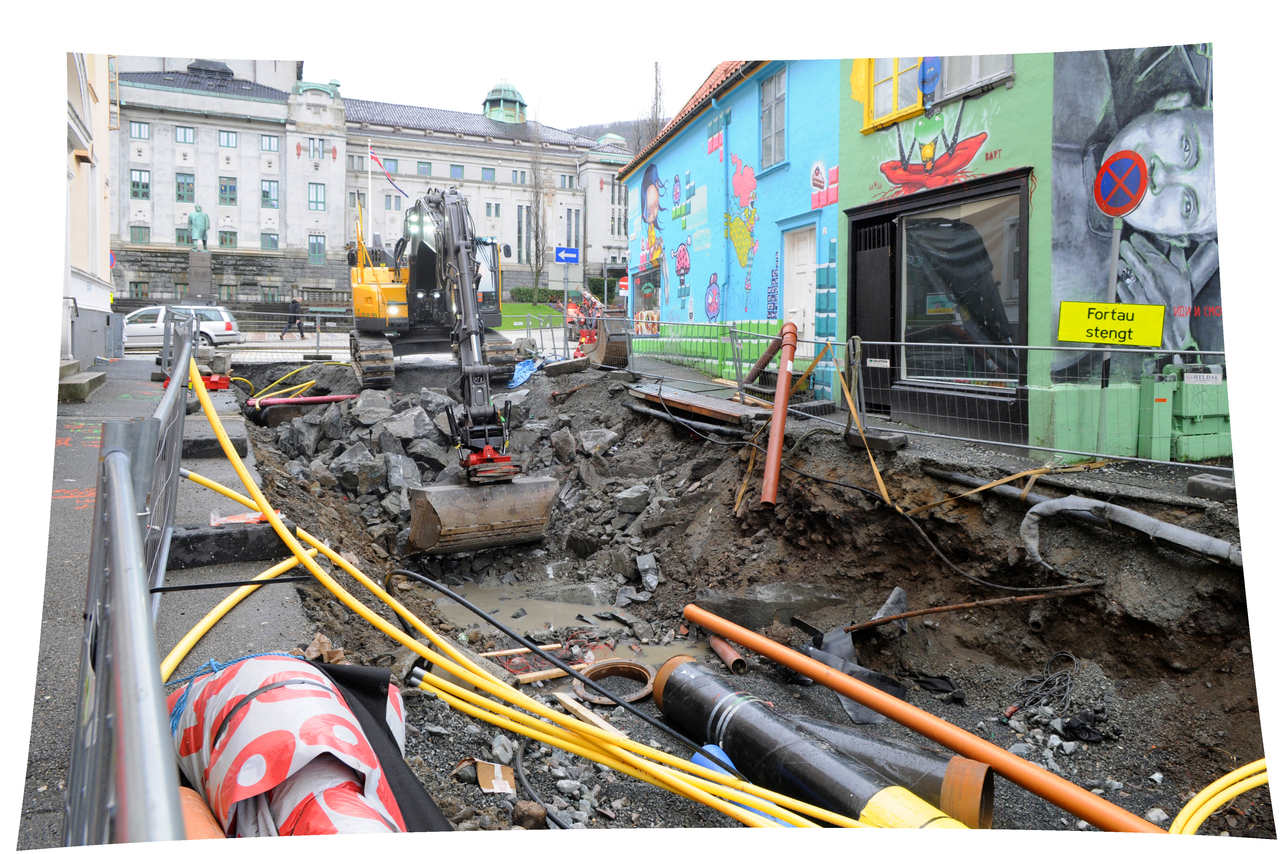 I RØR: Hver eneste gate i Bergen sentrum må graves opp, men de ulike etatene prøver å samordne gravearbeidene slik at det skal bli minst mulig ulempe for beboere, trafikkanter og næringsliv. 