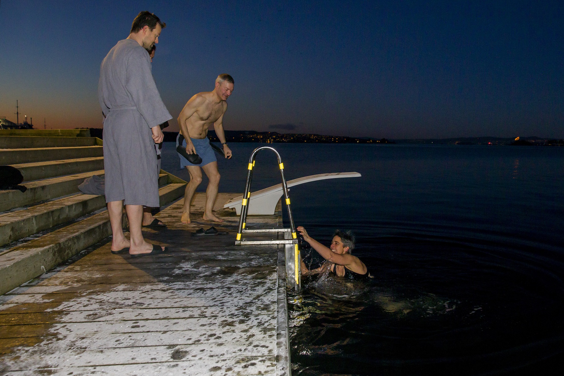 En etter en hopper de i vannet som m&aring;ler 1 grad. Foto: Cornelius Poppe/NTB Scanpix