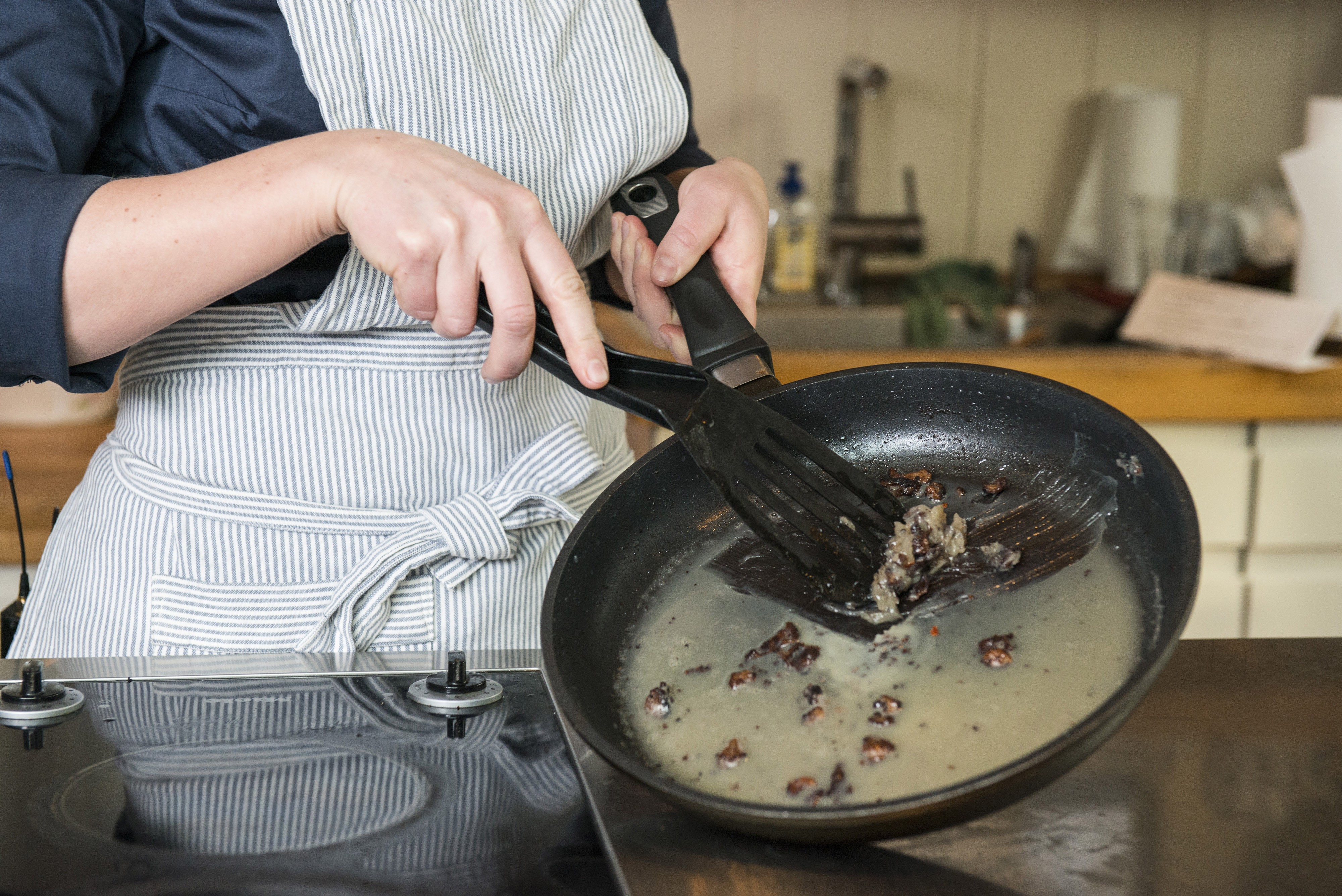 I SØPLA: Vent til fettet stivner og kast det med restavfallet. Foto: fettvett.no 