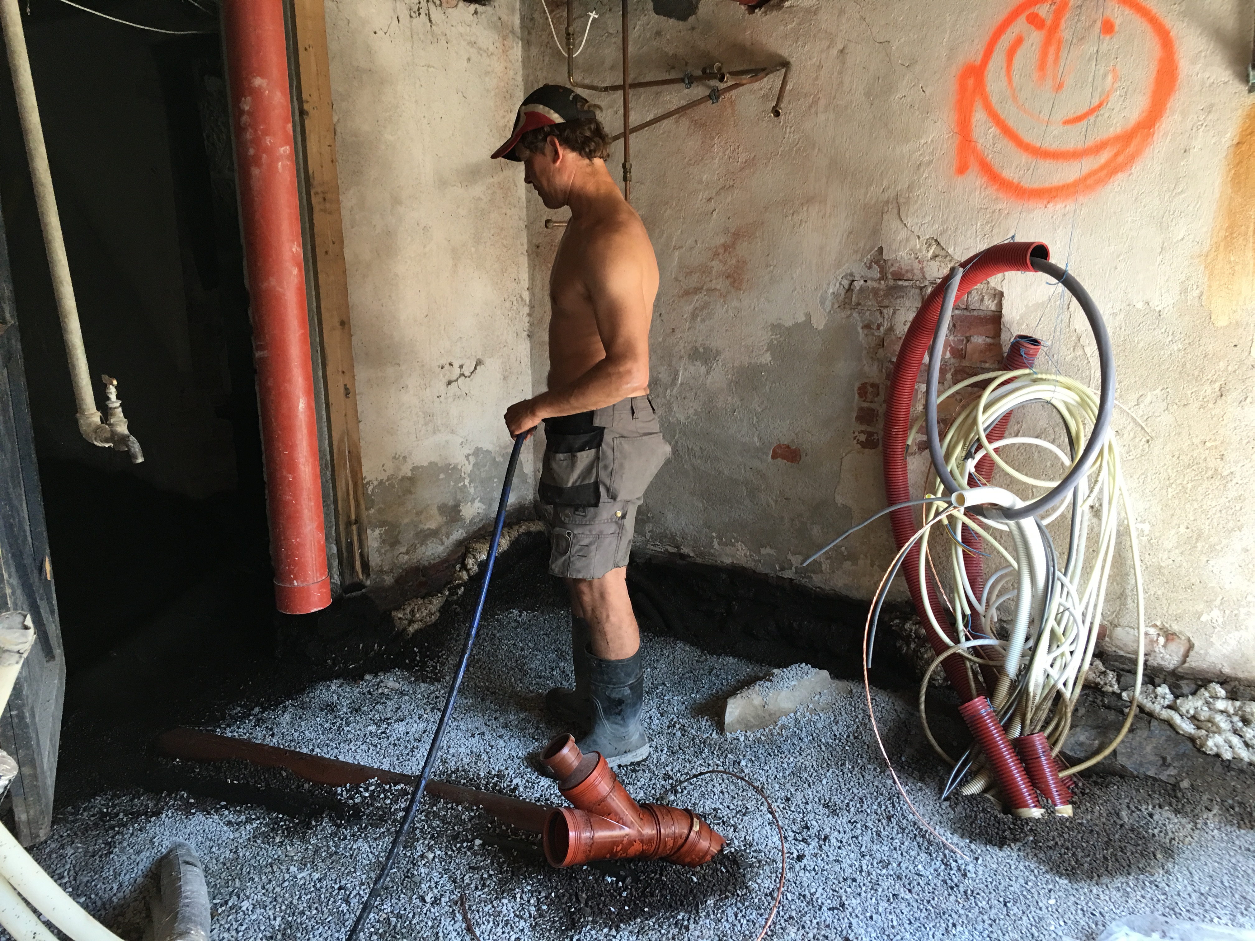 Jostein Nesland fra Mur, skifer og betong i Drangedal sprøyter på radonmembran i kjelleren hos familien Pettersen Moe i Porsgrunn. Foto: Privar