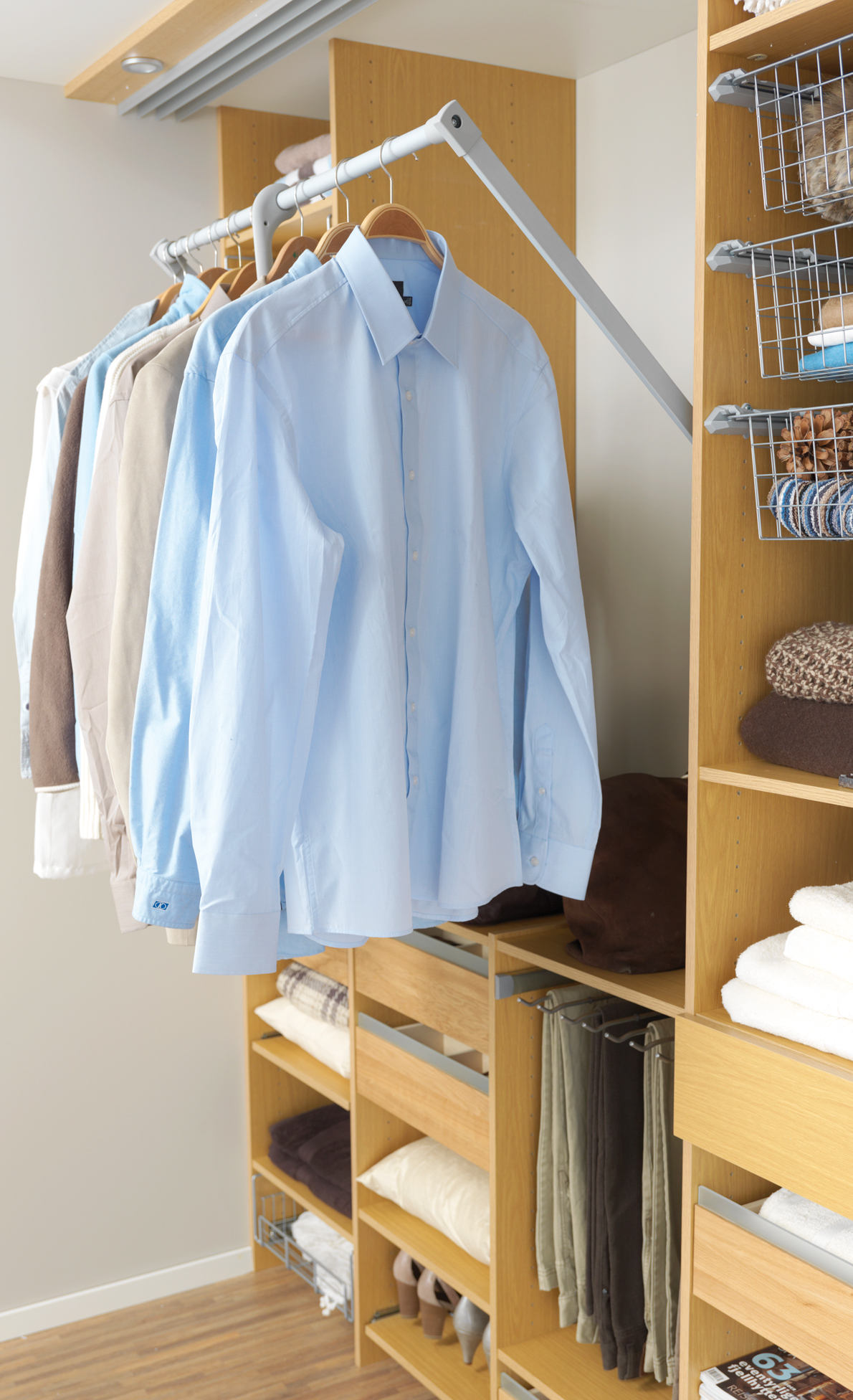 En nedtrekkbar garderobestang gj&oslash;r at du kan utnytte plassen helt opp til taket Foto: Langlo