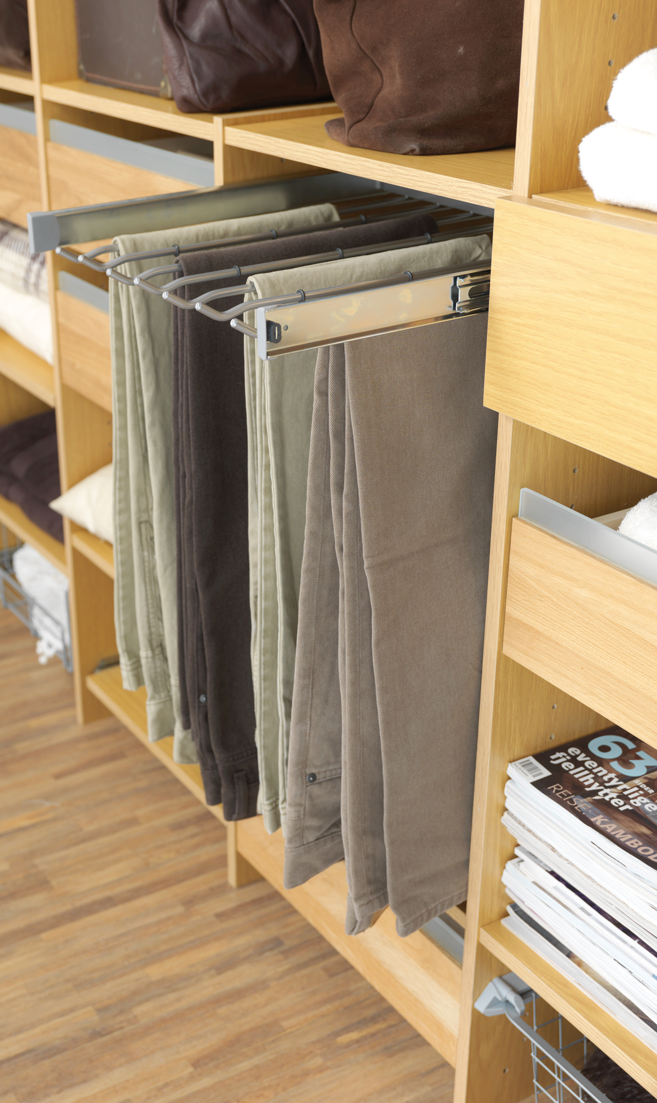 Utrekkbare buksestativ gj&oslash;r buksene kr&oslash;llfrie og enkle &aring; finne. Foto: Langlo