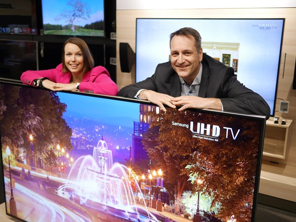 PRISRAS: Jan Røsholm i Elektronikkbransjen forklarer hvorfor en TV kan rase i pris med flere titals tusen kroner. FOTO: Elektronikkbransjen.no