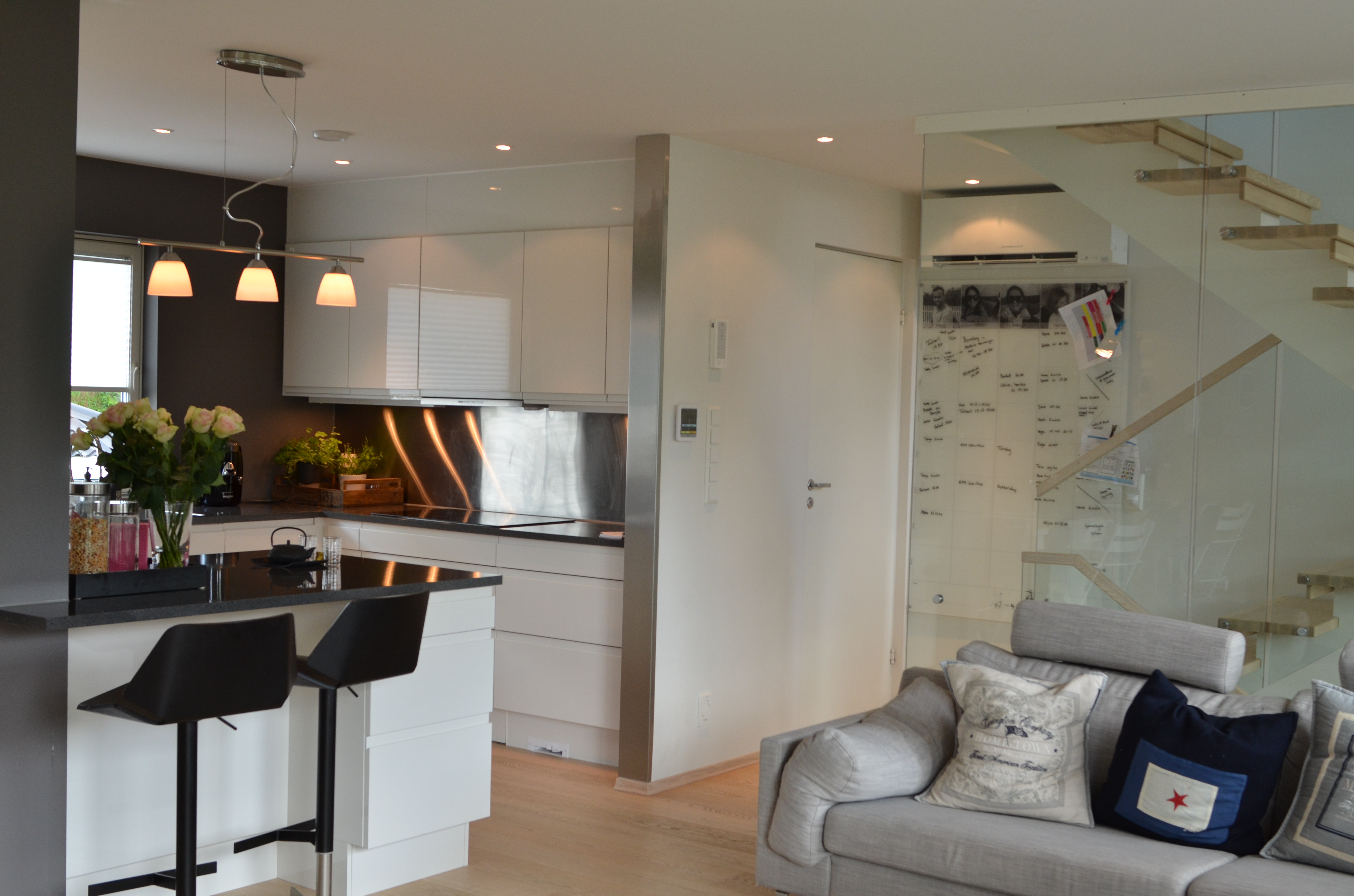 FULL KONTROLL: En rekke funksjoner i boligen kan styres fra mobilen eller nettbrettet: Lys, alarm, varme, luftfuktighet, lyd og bilde. 