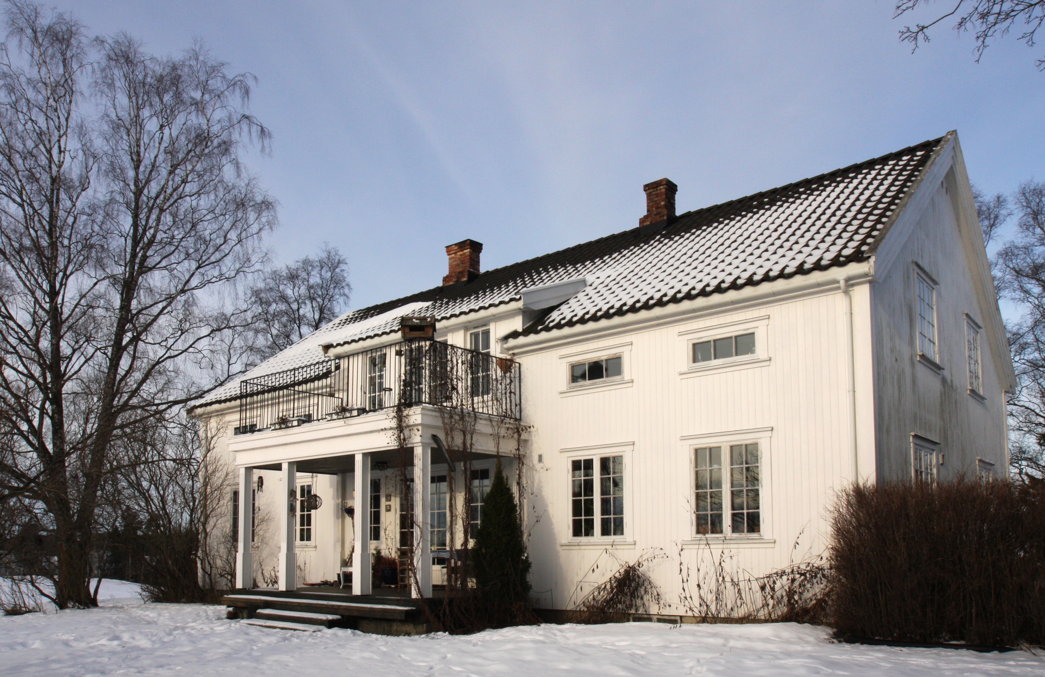 IDYLL: Kristin Solberg leier ut et stykke landlig idyll p&aring; g&aring;rden R&oslash;mma vestre i L&oslash;ten. Foto: Kari D&oslash;lgaard. 