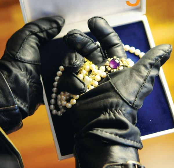 FORSIKRINGSSVINDEL: Den vanligste forsikringssvindelen er å "plusse på" i et skadeoppgjør - men noen arrangerer også innbrudd i sin egen bolig.