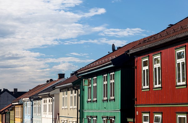 FARGENE FORSVINNER: Stadig flere hus males grå, men det finnes unntak som her på Vålerenga i Oslo. Foto: Svein Nordrum / NTB Scanpix
