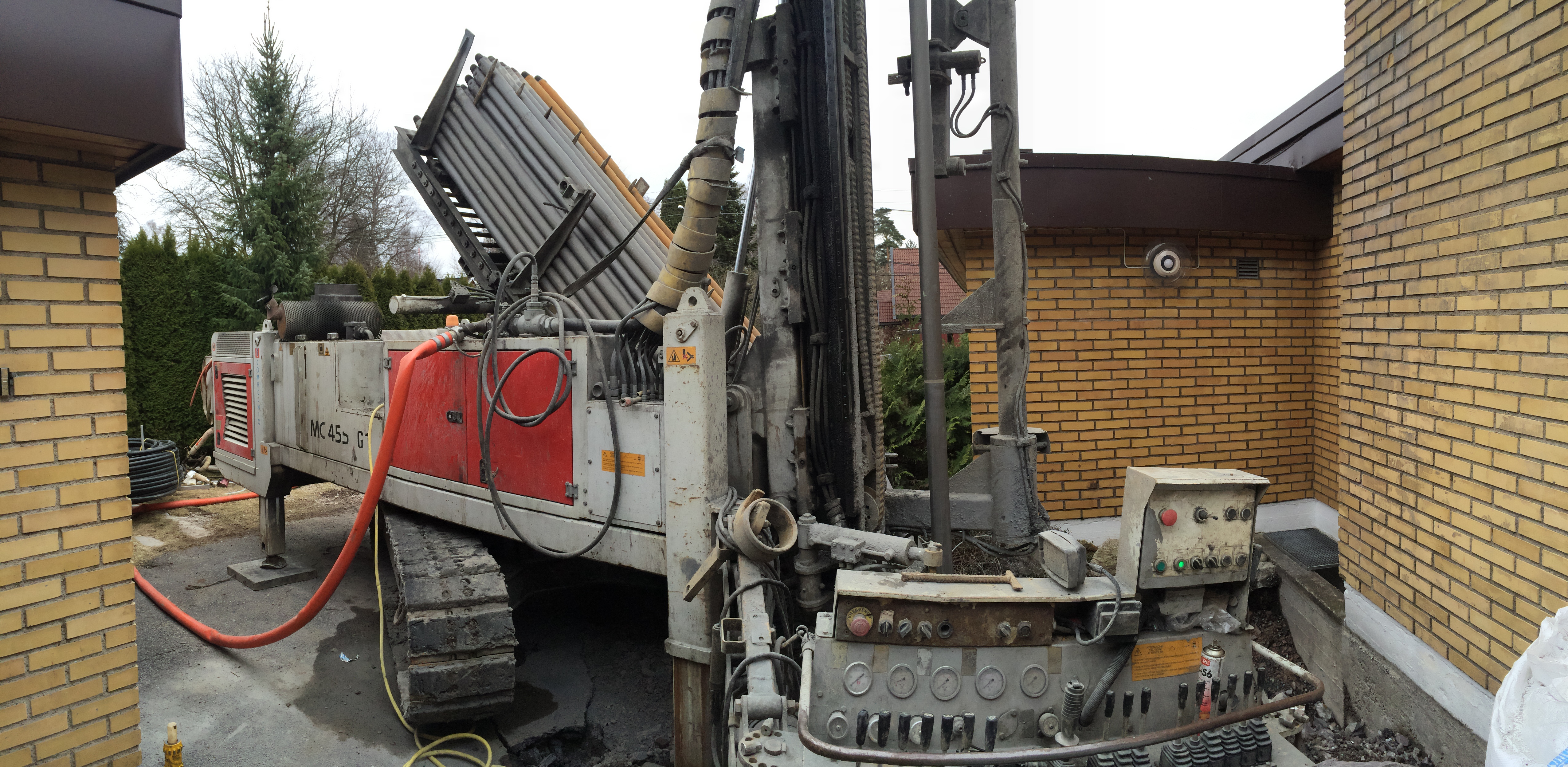 DYPT: Bergvarmepumpe henter varme fra dypt nede i grunnen. Men borejobben tar ikke mer enn noen dager. 