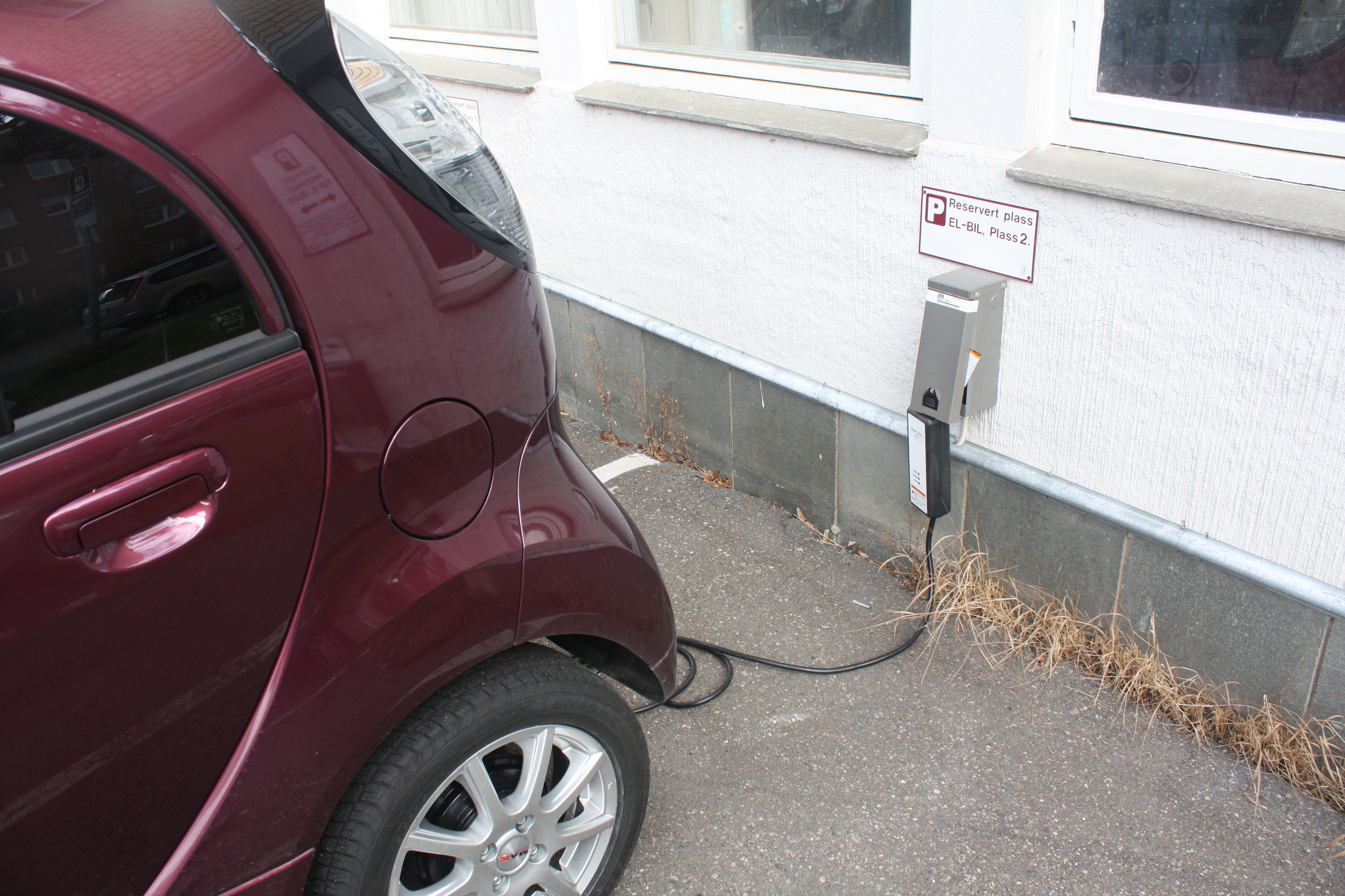 BRANNFARE: Feil lading av elbil utgjør en reell brannfare. Foto: Elbilforeningen