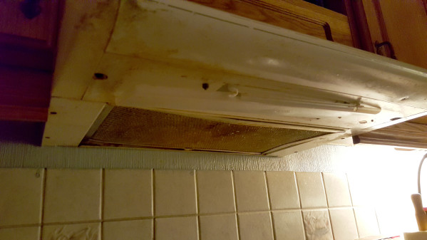 KJØKKENVIFTE: Husk å rense kjøkkenviften. Ellers er den en brannfelle.