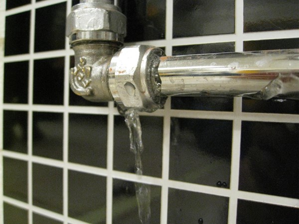 LEKKASJE: Vær oppmerksom på vannlekkasjer når du er i ferie. Foto: Sintef.no