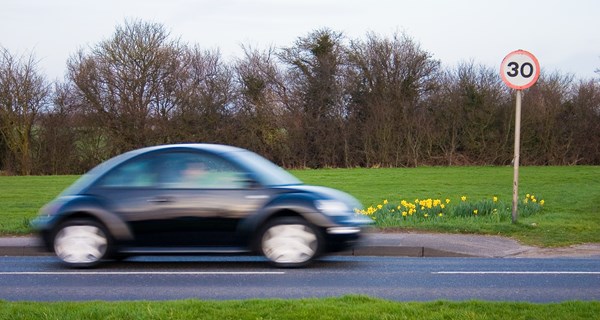 FARTSHUMP: Alt over 30 km/t anses fare for livet dersom bil kolliderer med myk trafikant. Fartshumper demper farten på utsatte veier.