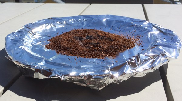 KAFFETRIKSET: Tenn på tørr, ubrukt filterkaffe. Røyken vil holde vepsen på avstand.