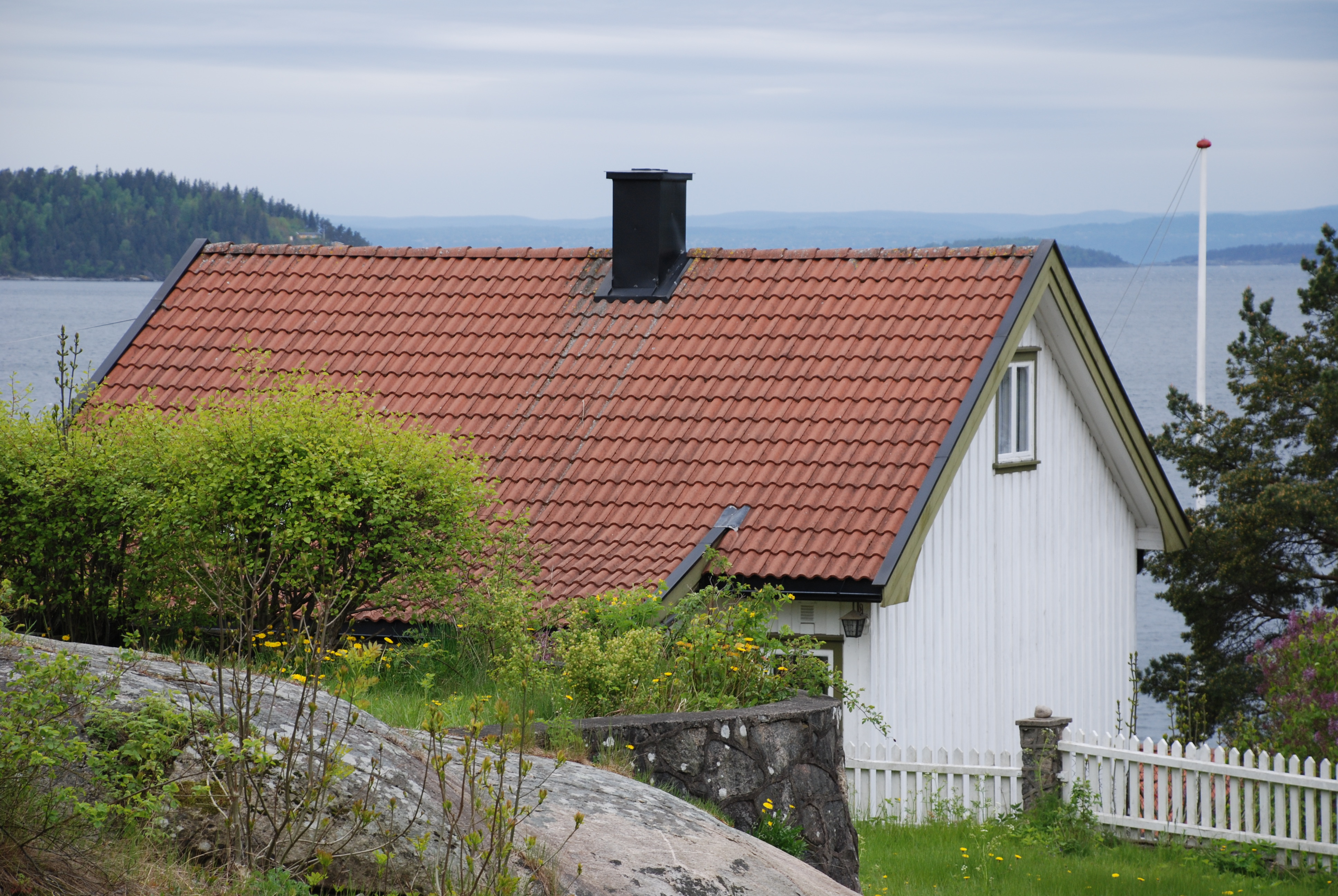 SJEKK: De fleste med skråtak kan sjekke taket fra bakkenivå, eventuelt med kikkert. 