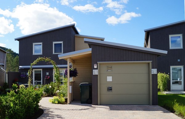 SJEKK VÆRMELDINGEN: Det er fullt mulig å male på fine høstdager. Pass bare på at malingen tørker før temperaturene begynner å synke, og avslutt før det begynner å dugge. Foto: Scanox