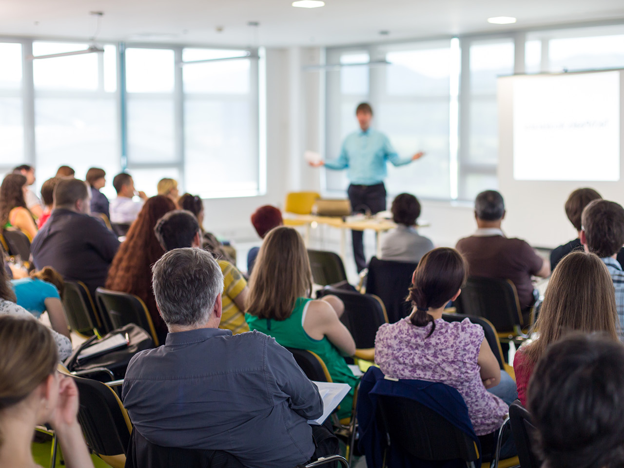 Juss-studenter svarer på spørsmål fra jusstelefonen