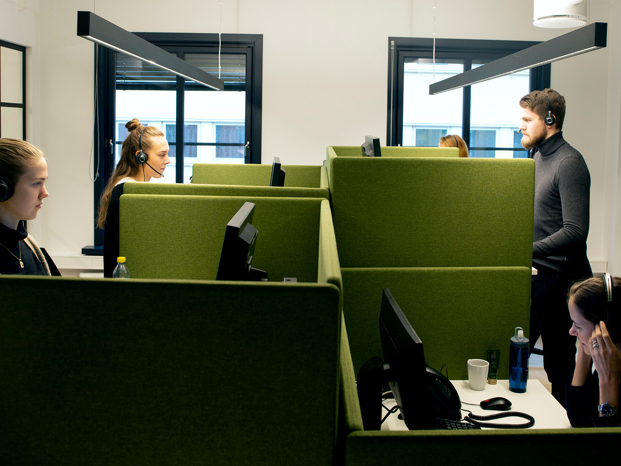 Juss-studenter svarer på spørsmål fra jusstelefonen