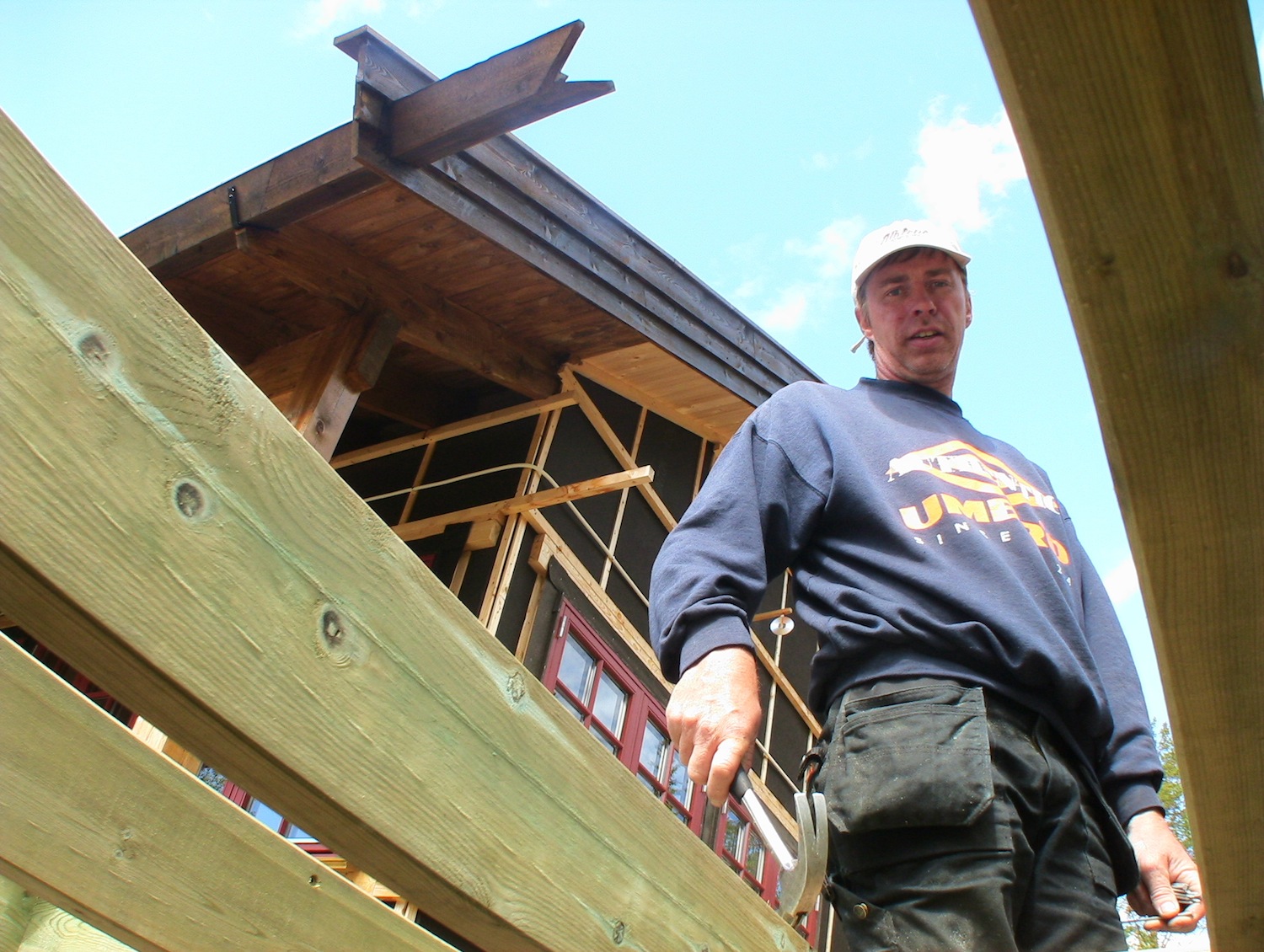 DYR HYTTE: Geir Lundheim valgte å bygge hyttta selv på fritiden, noe som har kostet ham dyrt i etterkant. FOTO: Privat